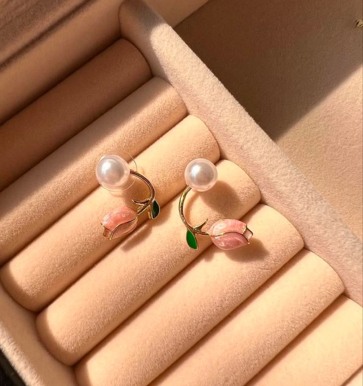 Tulip pearl earring