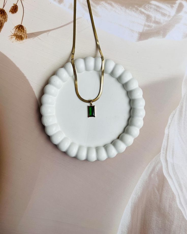 Emerald Glow Pendant Necklace