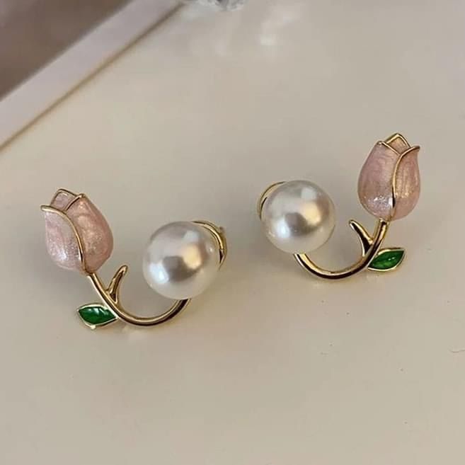Tulip pearl earring