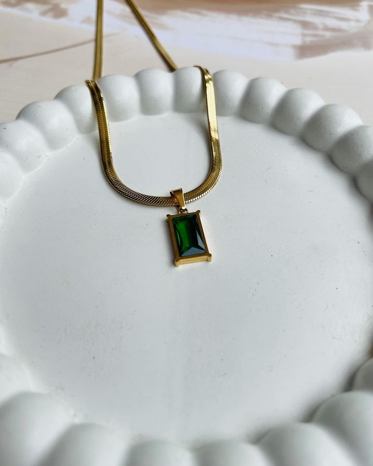 Emerald Glow Pendant Necklace