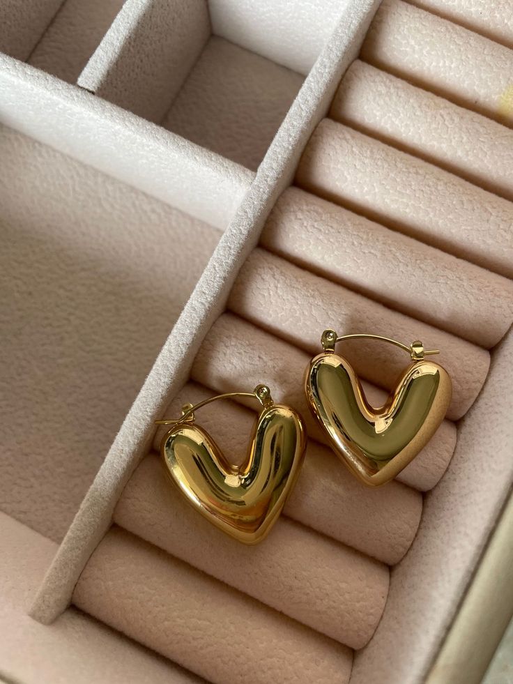 GOLDEN HEART HOOPS
