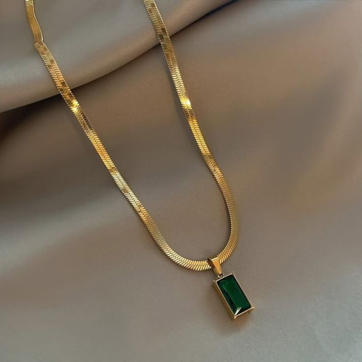 Emerald Glow Pendant Necklace