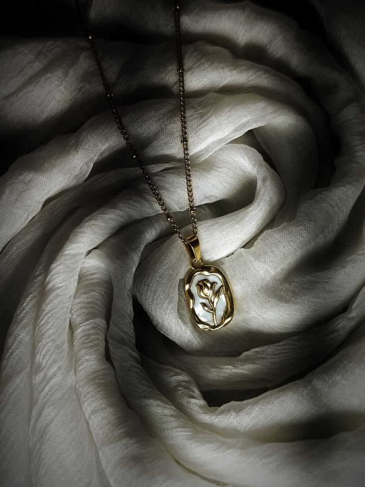 ROSE PENDANT CHAINS